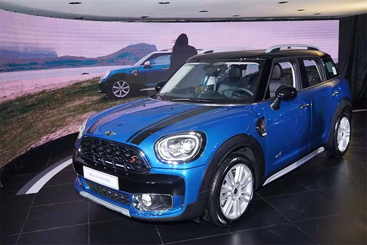 Countryman được thương hiệu MINI sinh ra để bứt phá giới hạn, kể từ khi thế hệ đầu tiên ra mắt vào năm 2010 nó đã là chiếc xe lớn nhất nhà “tí hon”. Và giờ đây, thế hệ thứ hai, MINI Countryman 2018 mới tiếp tục bứt phá giới hạn này. Xe không chỉ lớn ở kích cỡ mà còn cả công năng, vượt qua người anh em Clubman.
