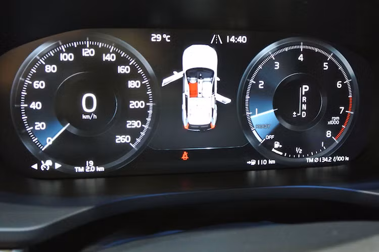 Điểm nhấn của Volvo XC60 phiên bản 2018 tại Việt Bam chính là hệ thống thông tin giải trí Sensus mới nhất với màn hình cảm ứng nằm dọc, hỗ trợ ứng dụng Apple CarPlay và Android Auto. Tiếp đó là hệ thống điều hòa tự động 4 vùng CleanZone mới giúp loại bỏ các chất ô nhiễm và hạt độc hại từ bên ngoài vào trong xe.