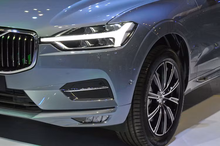Một số chi tiết thiết kế riêng cho mẫu xe Volvo XC60 phiên bản 2018 như cụm đèn pha đặc trưng, lưới tản nhiệt, dải đèn LED định vị ban ngày, hốc gió trước và đèn hậu. Nổi bật ở phần đầu xe là bộ lưới tản nhiệt với thanh nẹp nan sang trọng, gắn kèm logo thương hiệu Volvo ở chính giữa.