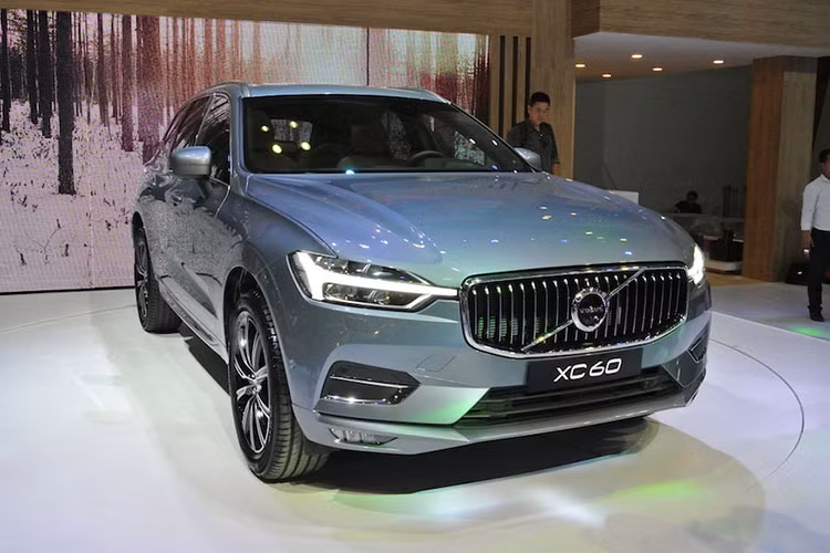 Ngoài ra, dòng xe này còn có tính năng đánh lái khẩn cấp khi gặp chướng ngại vật phía trước mà không cần sự can thiệp của con người. Xe được trang bị động cơ 4 thì, 4 xy-lanh, tăng áp, dung tích 2.0L, công suất 320 mã lực tại 5.700 vòng/phút và mô-men xoắn cực đại 400 Nm trong dải tua máy từ 2.200 - 5.400 vòng/phút, hộp số tự động 8 cấp.