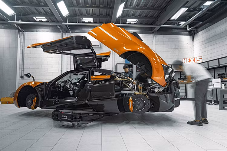 Nội công trên Pagani Huayra sẽ kết hợp cùng hộp số tuần tự 7 cấp với ly hợp đơn, nhờ đó, "thần gió" Pagani Huayra của Minh “Nhựa” chỉ mất khoảng thời gian 2,8 giây để có thể tăng tốc từ vị trí đứng yên lên 100 km/h trước khi đạt vận tốc tối đa 370 km/h. 