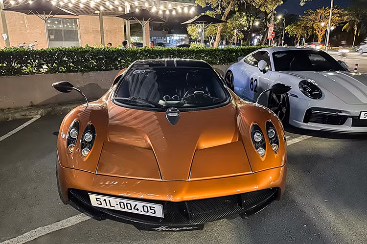 Minh Nhựa mua chiếc Pagani Huayra triệu đô này từ đại lý xe có tiếng ở Dubai và đã phía hãng xe Ý đã tặng cho tay chơi Việt Nam 1 tấm huy hiệu mang ý nghĩa người sở hữu xe Huayra. Trên toàn thế giới, chỉ có 100 xe Pagani Huayra được sản xuất.
