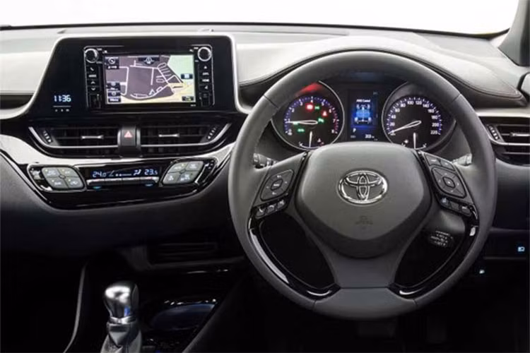 Theo hãng xe ôtô Toyota cho hay, CH-R sẽ còn phải chịu sức cạnh tranh từ một số dòng SUV cỡ nhỏ từ các hãng xe sang khác, chính vì vậy hãng đã lựa chọn và sử dụng những vật liệu cao cấp trong nội thất của xe. Gói các trang bị an toàn Toyota Safety Sense gồm hệ thống cảnh báo va chạm, cảnh báo chuyển làn, đèn pha tự động...