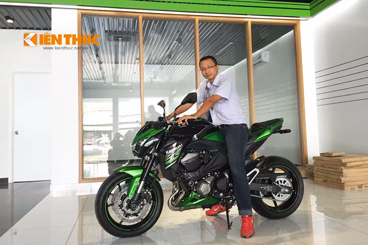 Ngoài ra, tại đây còn phân phối phụ kiện "đồ chơi" chính hãng của Akrapovic, Evotech...