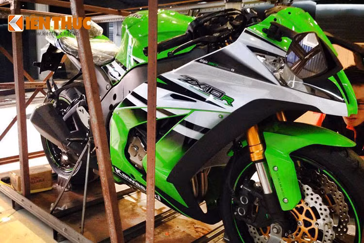 Kawasaki ZX10-R phiên bản châu Âu, trang bị ABS phiên bản 2015 có giá 549.000.000 đồng.
