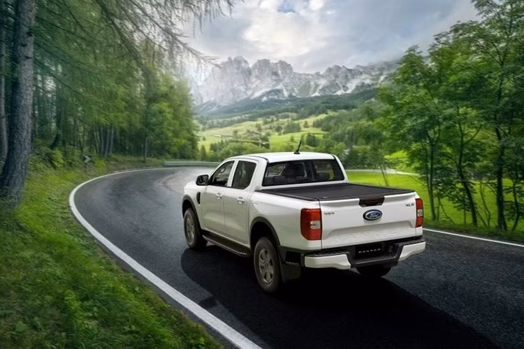Điểm nổi bật của mẫu xe bán tải Ford Ranger XLS+ so với XLS tiêu chuẩn là sự bổ sung lót thùng hàng và nắp cuộn thùng hàng – những trang bị chưa có trên bản Sport, vốn thuộc phân khúc cao hơn. Ngoài hai nâng cấp này, các thông số kỹ thuật và tính năng khác của XLS+ vẫn giữ nguyên so với XLS.