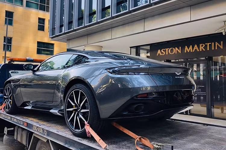 Aston Martin DB11 V8 mới sở hữu ngoại thất màu ghi xám cực kỳ cuốn hút. Xe vẫn duy trì ngôn ngữ thiết kế truyền thống của hãng siêu xe Anh Quốc và kế thừa nhiều nét thiết kế từ mẫu DB10 trước đó như lưới tản nhiệt thanh ngang có kích thước lớn, cụm đèn pha sắc sảo, khung sườn kết cấu nhôm giúp xe nhẹ hơn và mạnh hơn.