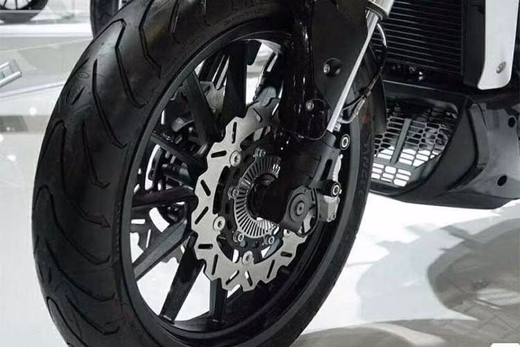 Chiếc xe được trang bị cặp mâm 12 nan với đường kính 17 inch. Bánh trước của 402S sử dụng lốp 120/70/17, trong khi hệ thống phanh trước có dạng đĩa kép với cặp heo phanh 4 piston. Hệ thống phanh sau gồm đĩa đơn 240mm kết hợp với heo 2 piston đối xứng. 402S sở hữu lốp sau bản lớn 160/60/17.