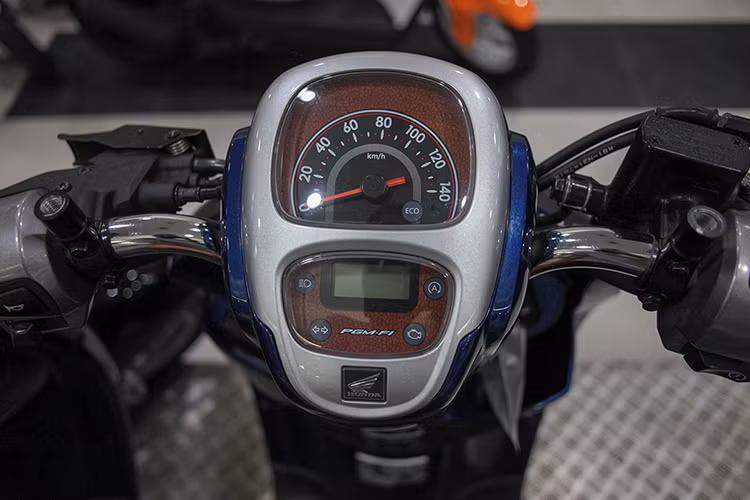 Giống như nhiều mẫu xe tay ga khác của Honda, Scoopy i cũng được trang bị ổ khóa từ với nút mở yên/nắp nhiên liệu. Bảng đồng hồ của xe cũng gồm có màn hình hiển thị đa thông tin nhỏ kèm đồng hồ báo tốc, nhưng có cách sắp xếp đặt dọc và tông màu cam nổi bật. Scoopy có trang bị sẵn hệ thống dừng chờ Idling Stop.