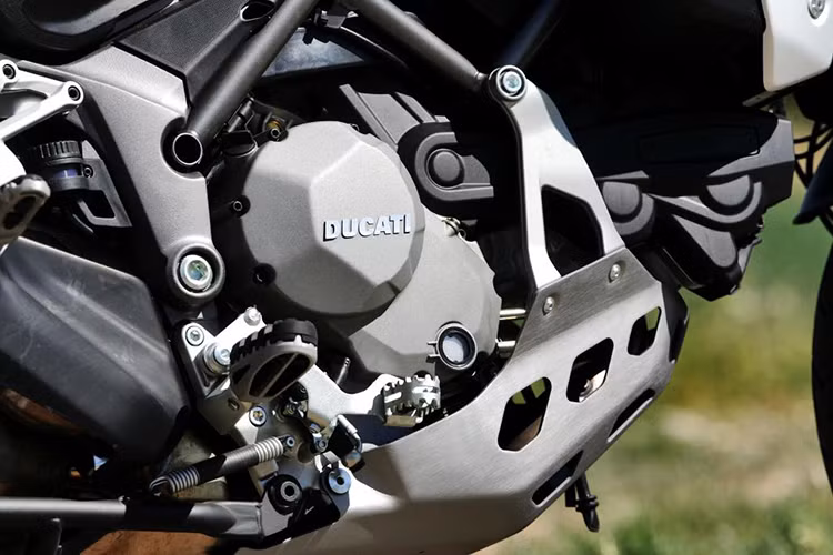 Động cơ của Ducati Multistrada 1200 Enduro Pro 2017 là máy Testastretta DVT (Desmodromic Variable Timing) V-Twin, dung tích 1.198cc, đáp ứng tiêu chuẩn khí thải Euro 4. Động cơ này tạo ra công suất tối đa 152 mã lực tại vòng tua máy 9.500 vòng/phút và mô-men xoắn cực đại 128 Nm tại vòng tua máy 7.500 vòng/phút.