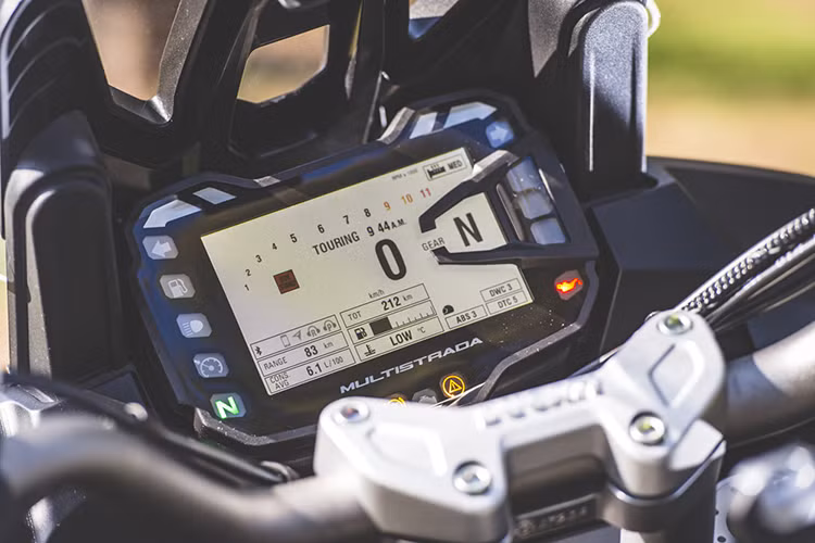 Là thành viên của gia đình Ducati nên đương nhiên Multistrada 1200 Enduro Pro 2017 không thiếu công nghệ hiện đại. Có thể kể đến hệ thống chống bó cứng phanh ABS, kiểm soát lực bám đường, kiểm soát lực bốc đầu và hỗ trợ khởi hành ngang dốc. Bên cạnh đó là 4 chế độ lái, bao gồm Enduro, Touring, Sport và Urban cùng các kết nối đa nhiệm... trên điện thoại thông minh từ màn hình màu của xe.