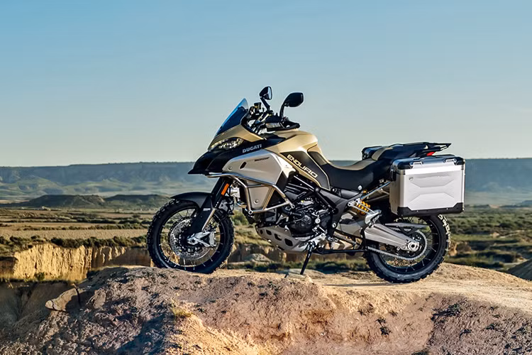 Mẫu môtô này thực chất được phát triển dựa trên Ducati Multistrada 1200 Enduro quen thuộc. Đối thủ cạnh tranh trực tiếp mà Ducati Multistrada 1200 Enduro Pro 2017 nhắm đến chính là BMW 1200 GS Rallye. Hiện BMW 1200 GS Rallye chính là lựa chọn hàng đầu của những tay lái muốn chinh phục những cung đường khó khăn và "lầy lội" nhất.