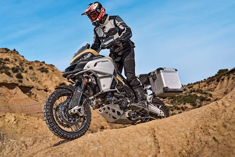 Trong vài năm qua, Ducati Multistrada 1200 đã chuyển từ dòng xe đường trường thể thao sang cỗ máy off-road ấn tượng. Mới đây, hãng xe máy Ý đã tiến thêm một bước nữa khi trình làng mẫu môtô Ducati Multistrada 1200 Enduro Pro 2017. Mẫu xe này được thiết kế cho những tay lái sẵn sàng off-road và khám phá".
