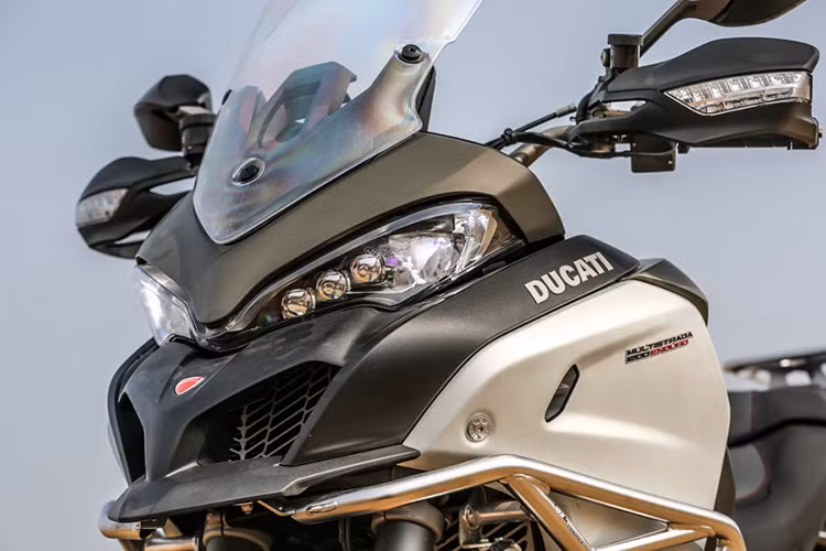 Bên ngoài, Ducati Multistrada 1200 Enduro Pro 2017 tạo điểm nhấn khác biệt bằng màu sơn vàng cát nhám trên đầu và bình xăng. Ngoài ra, nó còn được trang bị hệ thống đèn LED, bình xăng 30 lít, kính chắn gió thấp... Trong khi đó, khung phụ và động cơ được sơn với màu đen đối lập.