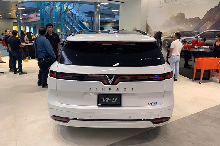 Từ những hình ảnh lộ diện đầu tiên có thể thấy, khoang nội thất VinFast VF9 phát triển theo triết lý tối giản nhưng vô cùng tiện nghi và cao cấp. Điều này thể hiện rõ ở ngay phần táp-lô với việc hạn chế tối đa các phím bấm vật lý, tạo khoảng không gian thoáng đãng cho xe, đồng thời mở rộng tầm quan sát cho tài xế.