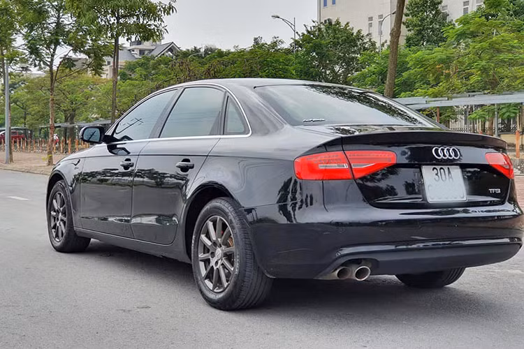 Audi A4 phiên bản 2015 sở hữu chiều dài tổng thể 4.726 mm, chiều rộng đạt 1.842 mm, trong khi đó chiều cao ở mức 1.427 mm. Chiều dài trục cơ sở của Audi A4 lên đến 2.820 mm khá nổi bật so với các đối thủ.