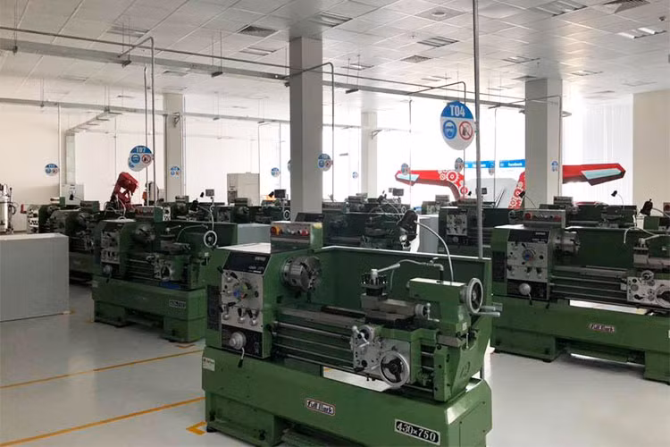 Khu nhà máy sản xuất ôtô: Các xưởng Thân vỏ, xưởng Sơn, xưởng Động Cơ, xưởng Lắp Ráp và xưởng Phụ Trợ đã được hoàn thành và đang trong quá trình lắp đặt máy, riêng xưởng Dập với diện tích 50 nghìn m2 cũng sẽ được bàn giao trong tháng 10/2018 - với việc giám sát quy trình sản xuất theo công nghệ của công ty Schuler (CHLB Đức).