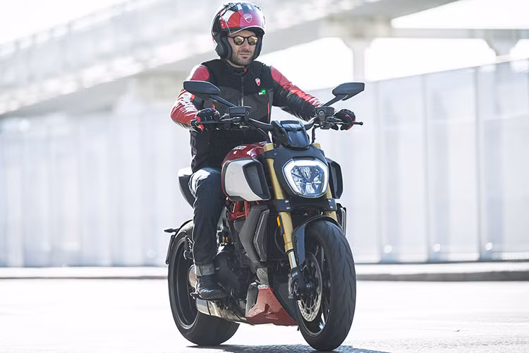 Ducati Smart Jacket 2021 được trang bị túi khí với 7 cảm biến theo dõi và xử lý dữ liệu lần lượt 1.000 lần mỗi giây. Trong trường hợp trượt, va chạm hay có tác động vào một vật thể hoặc phương tiện khác sẽ có các tác động khác nhau với đèn thông báo trên ngực hiển thị 4 màu tùy mức độ gồm: đỏ, vàng, xanh lá cây và xanh lam.