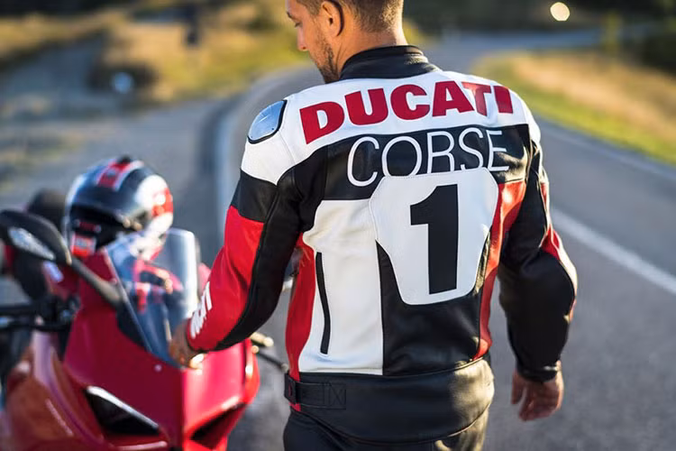 Theo hãng xe môtô Ducati cho hay, khi sử dụng chiếc ao sẽ giúp người mặc cảm giác thoải mái hơn nhưng vẫn có khả năng chống mài mòn và co giãn tốt đảm bảo an toàn.