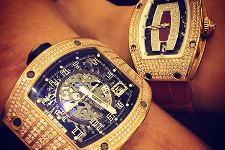 Chiếc Richard Mille RM 010 RG full set (trái) màu vàng đính kim cương thường xuyên được Bảo Hưng sử dụng có giá 183.500 bảng Anh (khoảng 5,7 tỷ đồng). Chiếc bên phải của Ngọc Trinh cũng có giá khoảng 3 tỷ đồng khiến nhiều dân chơi cũng phải phát thèm.