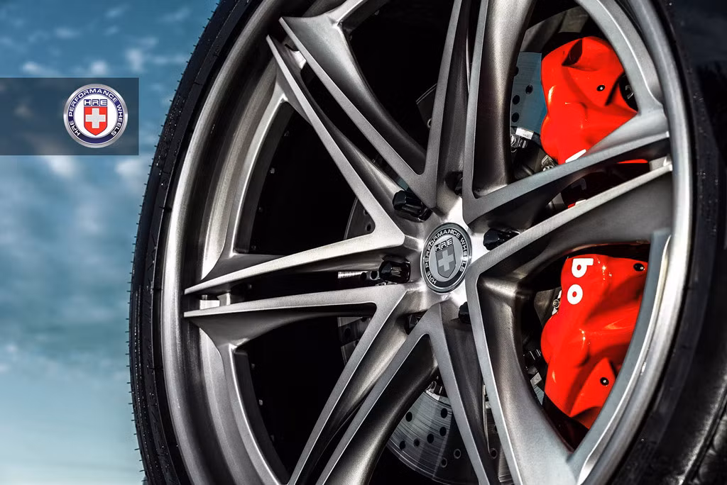 Bộ vành hàng hiệu 6 chấu kép đến từ hãng độ HRE thay cho bộ vành 22 inch nguyên bản. Được biết, bộ vành của HRE có kích thước lên đến 24 inch và được sơn màu titan. Bên trong, kẹp phanh Brembo 8 piston màu đỏ tăng tính tương phản với màu đen của ngoại thất xe.