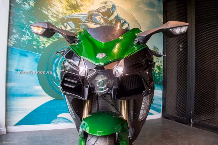 Kawasaki Ninja H2 SX 2018 phiên bản mới cũng được bổ sung hàng loạt công nghệ mới như đèn pha LED tự động thay đổi góc chiếu, phần đầu nhìn ngầu hơn. Khung sườn mắt cáo của xe tương tự H2 nhưng trục cơ sở dài hơn đôi chút, tay lái thiết kế cao hơn để phù hợp công năng của một mẫu xe di chuyển đường dài.