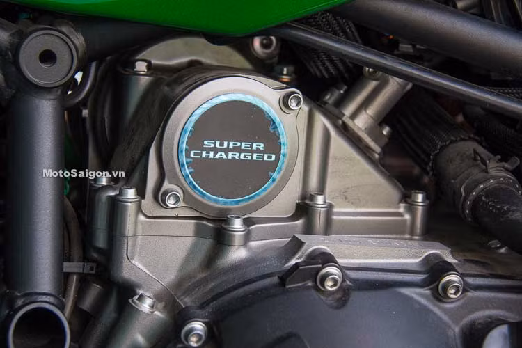 Giá Kawasaki Ninja H2 SX SE hiện vẫn chưa được công bố chính thức tại Việt Nam. Tuy nhiên theo thông tin do TC Motorcycle (nhà phân phối chính hãng) chia sẻ, giá xe không chênh lệch nhiều so với giá Ninja H2 ở mức 999 triệu đồng. Giá Ninja H2 Carbon 1.138.000.000đ.