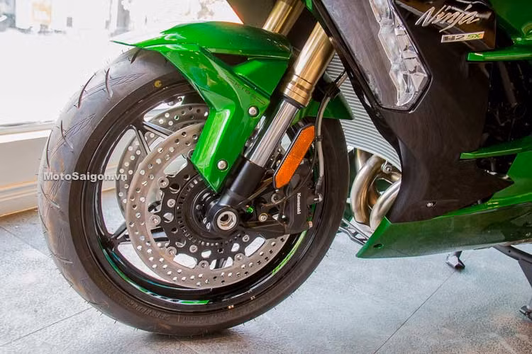 Với mục đích giảm giá thành, Ninja H2 SX 2018 không được trang bị những phụ tùng cao cấp như "người anh em" Ninja H2 của mình. Cụ thể, hệ thống giảm xóc của Ninja H2 SX là loại thường, không phải phuộc điện tử. Phanh trước của Ninja H2 SX chỉ là phanh 4 piston của Nissin, thay vì phanh Brembo M50 như trên Ninja H2.