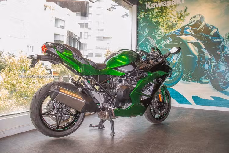 Từng được trình làng tại triển lãm EICMA ở Milan, Italy vào cuối tháng 10/2017. Tuy nhiên phải đến nay, sau gần 1 năm - mẫu siêu môtô Kawasaki H2 SX phiên bản đường trường 2018 mới chính thức được đưa về thị trường Việt Nam theo diện nhập khẩu chính hãng.