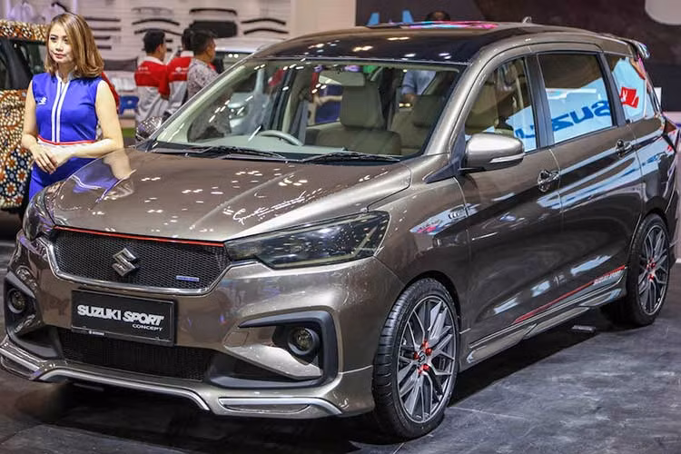 Ở phiên bản mới, dễ nhận thấy Ertiga có ngoại hình khác biệt với bản cũ, vóc dáng dài hơn người tiền nhiệm. Được nới dài hơn 130 mm, mẫu MPV này cũng dài hơn Mercedes B-Class hay BMW 2-Series Active Toure, và tương đương so với với đối thủ Mitsubishi Xpander tại Việt Nam.