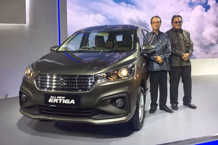 Mẫu xe giá rẻ Suzuki Ertiga từng được phân phối tại Việt Nam ở phiên bản cũ. Tuy nhiên, hiện mẫu xe 7 chỗ ngồi này đang được hãng xe Nhật Bản ngưng nhập khẩu về Việt Nam vì vướng Nghị Định 116. Đồng thời mẫu xe này cũng đã có phiên bản cải tiến (facelift) tại thị trường Indonesia.