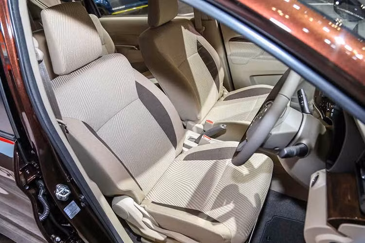 Riêng phiên bản GX cao cấp nhất được trang bị thêm nội thất ốp gỗ, vô-lăng đa chức năng được bọc da và ốp gỗ, chìa khóa thông minh, nút bấm khởi động, bộ điều chỉnh chiều cao ghế, chỗ để cốc phía trước lỗ thống gió, và một màn hình cảm ứng 6,8 inch cùng với khả năng kết nối Bluetooth.