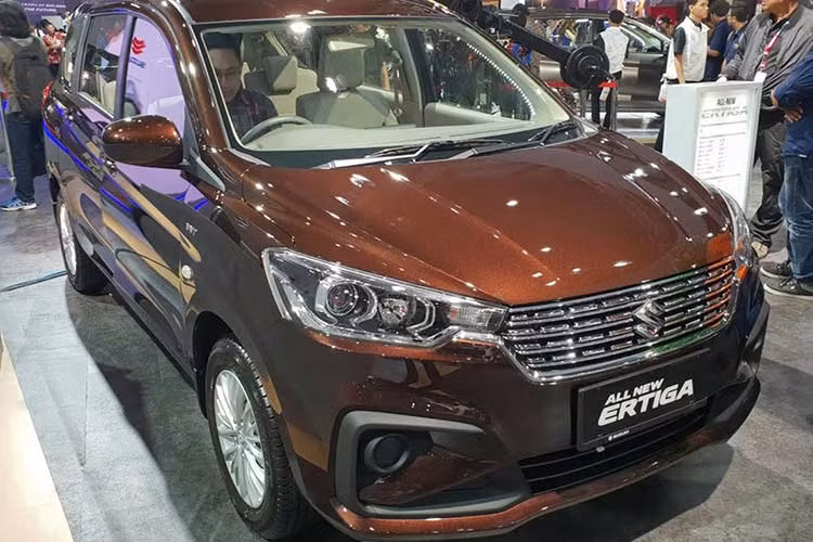So với phiên bản trước đó, Ertiga mới có thiết kế góc cạnh hơn với cụm đèn pha projector hình thang và lưới tản nhiệt hình lục giác mới. Cản trước cũng được làm lại theo phong cách thể thao hơn với viền hình chữ C bao quanh khe hút gió ở chính giữa. Phía sau xe được trang bị cụm đèn hậu hình chữ L cùng với cột D được sơn đen.