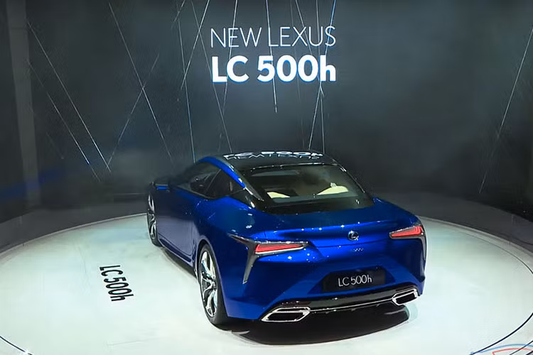 Lexus LC 500h thế hệ mới đem lại trải nghiệm thú vị cho người lái với giao diện điều khiển cảm ứng (Remote Touch Interface) và gói trang bị multimedia, gói âm thanh Mark Levinson, dàn âm thanh Pioneer, nội thất bọc da Alcantara và nổi bật với vật liệu cao cấp khâu tay...