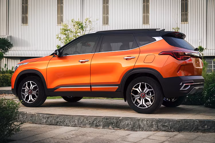 Kia Seltos hoàn toàn mới sở hữu lưới tản nhiệt đặc trưng nối liền với dãy đèn LED đi cùng kết cấu đa tầng độc đáo cùng họa tiết điêu khắc hoa văn kim cương. Hệ thống đèn pha với hiệu ứng ánh sáng LED độc đáo là sự kết hợp của cụm đèn trước với công nghệ full LED và đèn định vị “Heart – Beat” độc đáo, đèn sương mù hình khối băng kết hợp với ốp cản trước tạo nên dáng vẻ mạnh mẽ, năng động và cuốn hút.