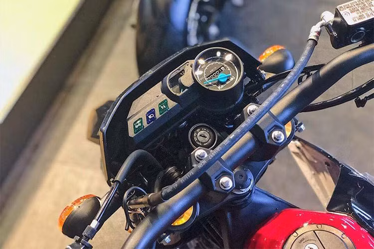 Là một mẫu xe cào cào mang phong cách địa hình, bảng đồng hồ của Kawasaki D-Tracker 150 thiết kế dạng cơ khá đơn giản nhưng vẫn đáp ứng đủ thông tin của xe đến người dùng. Ghi-đông xe đặt tương đối thấp và độ dang tay vừa đủ cho người lái khi di chuyển trên mọi địa hình.