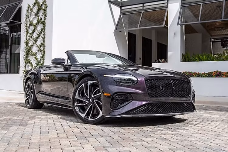 Số tiền thu được từ việc đấu giá Bentley Continental GTC này sẽ được dùng để hỗ trợ trẻ em "có nguy cơ và thiệt thòi" tại địa phương. Bentley cũng có thương hiệu và logo của lễ hội trên các tấm ốp thềm cửa xe để kết nối các điểm.