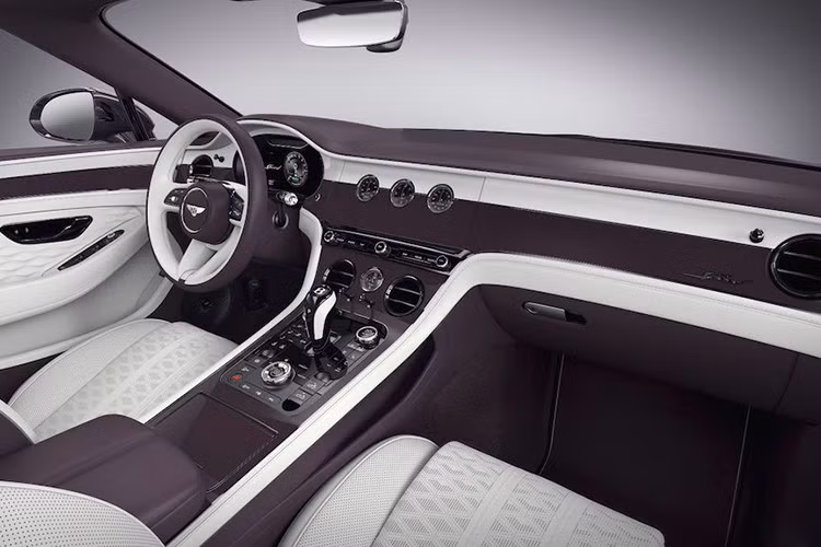 Về hệ động lực, chiếc xe vẫn giữ nguyên hệ thống hybrid gồm động cơ V8 4.0 lít tăng áp kép công suất 600PS và một mô tơ điện duy nhất, được tích hợp trong hộp số ly hợp kép 8 cấp và đóng góp thêm 190PS. 