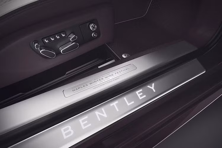 Xe được sơn màu nho tím mà Bentley gọi là "Damson", và được kết hợp với mui mềm màu xám kim loại cùng nội thất với da màu trắng và tím sẫm phù hợp. Tấm ốp táp lô cũng được phủ một lớp sơn mài piano màu trắng và một lớp sơn Damson khác.