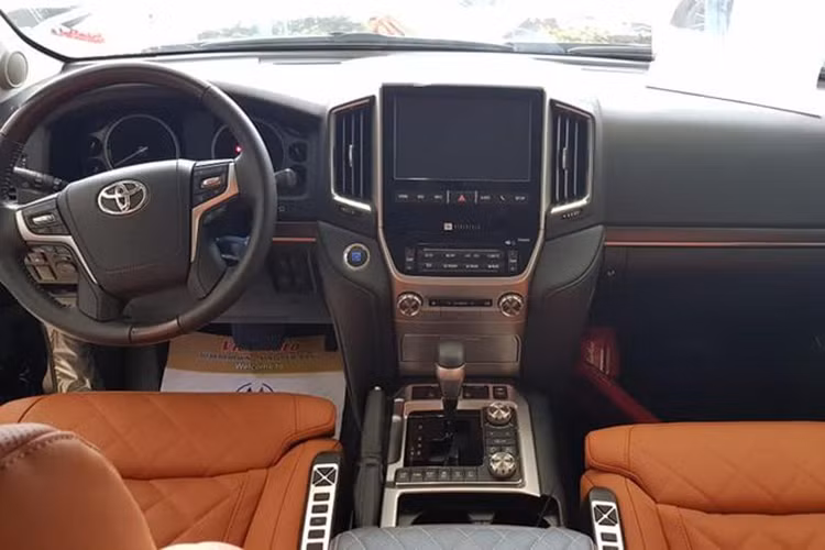 Ngoại hình đã đủ cuốn hút khách hàng nhưng bên trong khoang nội thất của Land Cruiser phiên bản độ Trung Đông mới thật sự là lột xác. Ngoài việc “cải tạo” lại số ghế ngồi, MBS còn bao phủ lên toàn bộ nội thất trên xe những vật liệu gỗ, da cao cấp và đắt tiền nhất, đúng với vị thế của một ông chủ thương gia giàu có.