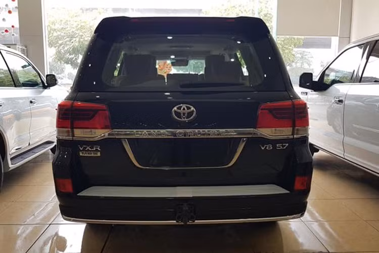 Dù chỉ là một chi tiết nhỏ nhưng Land Cruiser đã hoàn toàn lột xác với vẻ ngoài thanh lịch và dũng mãnh hơn so với những người anh em tiền nhiệm trước đó. Thanh crôm còn được kéo dài, nối liền cụm đèn pha hai bên, tạo cảm giác nhất quán, đồng khối và tôn lên vẻ khỏe khoắn của mẫu xe.