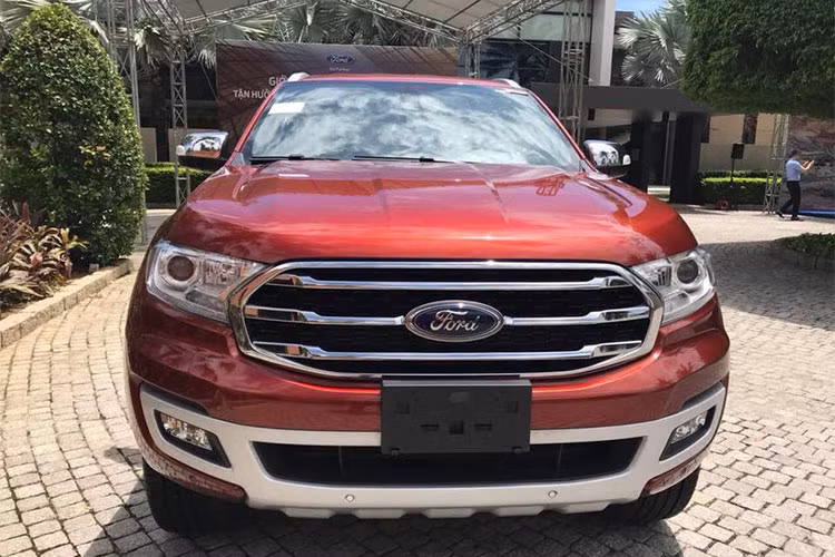 Hiệu năng mới đến từ hệ thống nạp biturbo mới của Ford với hai cụm tăng áp (turbocharger), 1 nhỏ và 1 lớn. Ở dải vòng tua thấp, cả hai bộ tăng áp đều hoạt động để tăng mô-men xoắn và khả năng phản hồi của động cơ, giảm thiểu tối đa độ trễ chân ga. Còn ở dải vòng tua cao, cụm tăng áp nhỏ sẽ được ngắt và chỉ còn cụm tăng áp lớn hơn hoạt động.