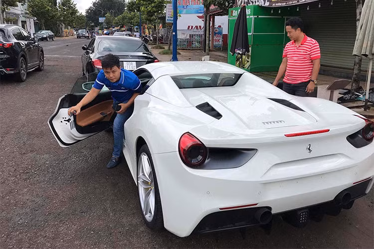 Phần đầu của xe cũng được trang bị cụm đèn pha mới, hốc hút gió lớn phía trước được chia làm 3 khoang, hai bên sườn xe còn được bố trí hai hốc gió lớn dẫn thẳng tới khoang động cơ. Đuôi xe nổi bật với cản va sau thiết kể thể thao, đèn phanh dạng LED 12 bóng. Hai ống xả được tách biệt, họng pô cũng lớn hơn so với người tiền nhiệm 488 Italia