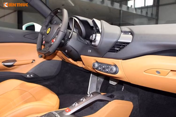 Vô-lăng thể thao với nhiều nút bấm quen thuộc trên các "siêu ngựa" nhà Ferrari, trong đó nút khởi động màu đỏ được đặt góc bên trái. Bên phải vô lăng là các chế độ lái của Ferrari 488 GTB Spider được điều khiển thông qua nút gạt, tất nhiên nó sẽ không thế thiếu cụm lẫy chuyễn số phía sau. Điểm nhấn trong nội thất của xe chính là màn hình hiển thị thông tin bên ghế phụ có giá trị hơn 70 triệu đồng.