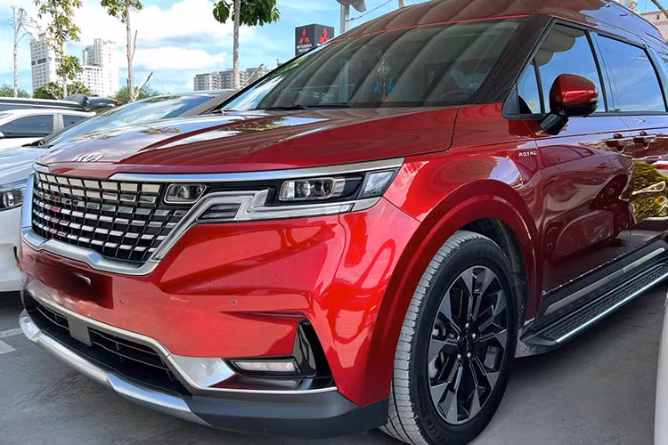 Sau thời gian dài chờ đợi, các đại lý Kia đã bắt đầu nhận đặt cọc mẫu xe Kia Carnival Royal 2022 mới với 2 phiên bản hồm 4 chỗ và 6 chỗ. Xe sẽ có 6 tùy chọn màu sắc, trong đó bao gồm 3 lựa chọn đơn sắc và 3 lựa chọn kết hợp hai màu sơn như các dòng xe Mercedes-Maybach.