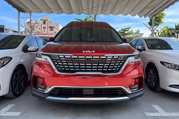 Mẫu xe MPV Kia Carnival Royal 2022 có kích thước tổng thể khá lớn. Các thông số dài x rộng x cao lần lượt là 5.155 x 1.995 x 1.980 mm, cao hơn 205mm so với các phiên bản khác do có phần mở rộng phía bên trần xe giúp mang lại không gian bên trong xe rộng rãi, thoáng đãng hơn.