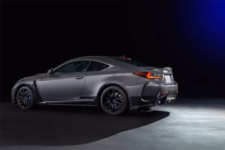 Xét về diện mạo, cả hai mẫu xe hạng sang Lexus GS F và Lexus RS F sở hữu diện mạo tương đồng nhau. Điểm khác biệt lớn nhất ở hai mẫu xe này là GS F thiết kế theo phong cách sedan thể thao 4 cửa, còn RS F được thiết kế theo kiểu dáng coupe 2 cửa.