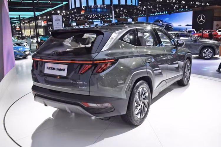 Kết hợp với hộp số tự động 6 cấp, hệ truyền động hybrid kể trên giúp Hyundai Tucson L hybrid 2022 mới tiêu thụ lượng xăng trung bình chỉ 5,6 lít/100 km, theo tiêu chuẩn WLTC. Như vậy, Hyundai Tucson L 2022 dành cho thị trường Trung Quốc dùng hệ truyền động hybrid khác với xe ở Hàn Quốc.