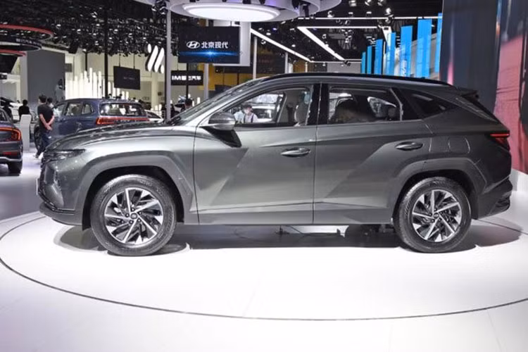 Tại xứ sở kim chi quê nhà, mẫu xe SUV Hyundai Tucson Hybrid được trang bị động cơ xăng tăng áp 1.6L, tạo ra công suất tổng cộng 227 mã lực và mô-men xoắn cực đại 350 Nm, kết hợp cùng mô-tơ điện. Nhờ đó, Hyundai Tucson Hybrid ở Hàn Quốc tiêu thụ lượng xăng trung bình 6,17 lít/100 km.