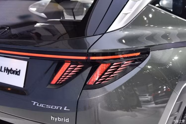 Được áp dụng ngôn ngữ thiết kế Sensuous Sportiness, Hyundai Tucson L Hybrid 2022 sở hữu lưới tản nhiệt hoàn toàn mới và không có viền. Lưới tản nhiệt này tích hợp dải đèn LED định vị ban ngày hình học độc đáo có tên “Parametric Hidden Lights” ở hai bên. Ngoài ra, xe còn đi kèm đèn pha chính nằm ở 2 góc cản trước, bên dưới đèn LED định vị ban ngày.
